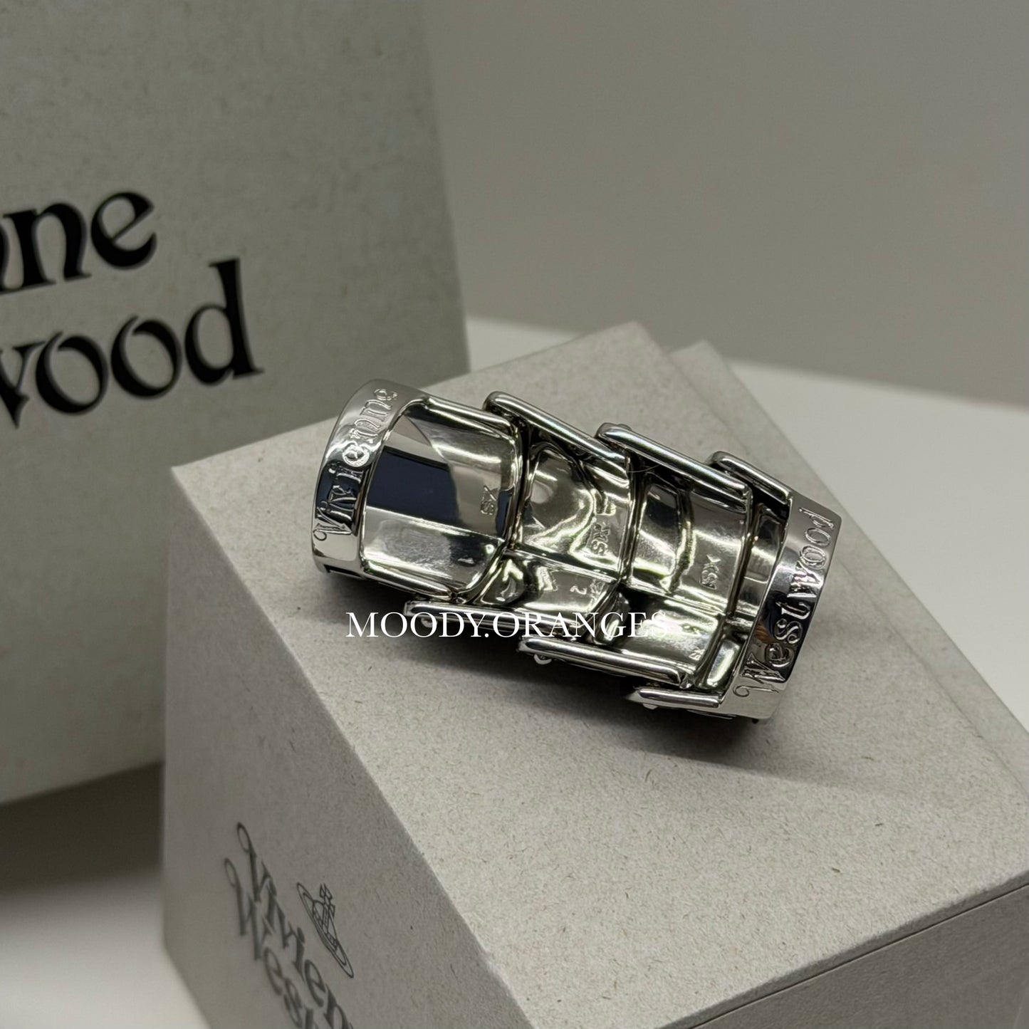 Vivienne Westwood Josephus Armour Ring - MOODY ORANGES