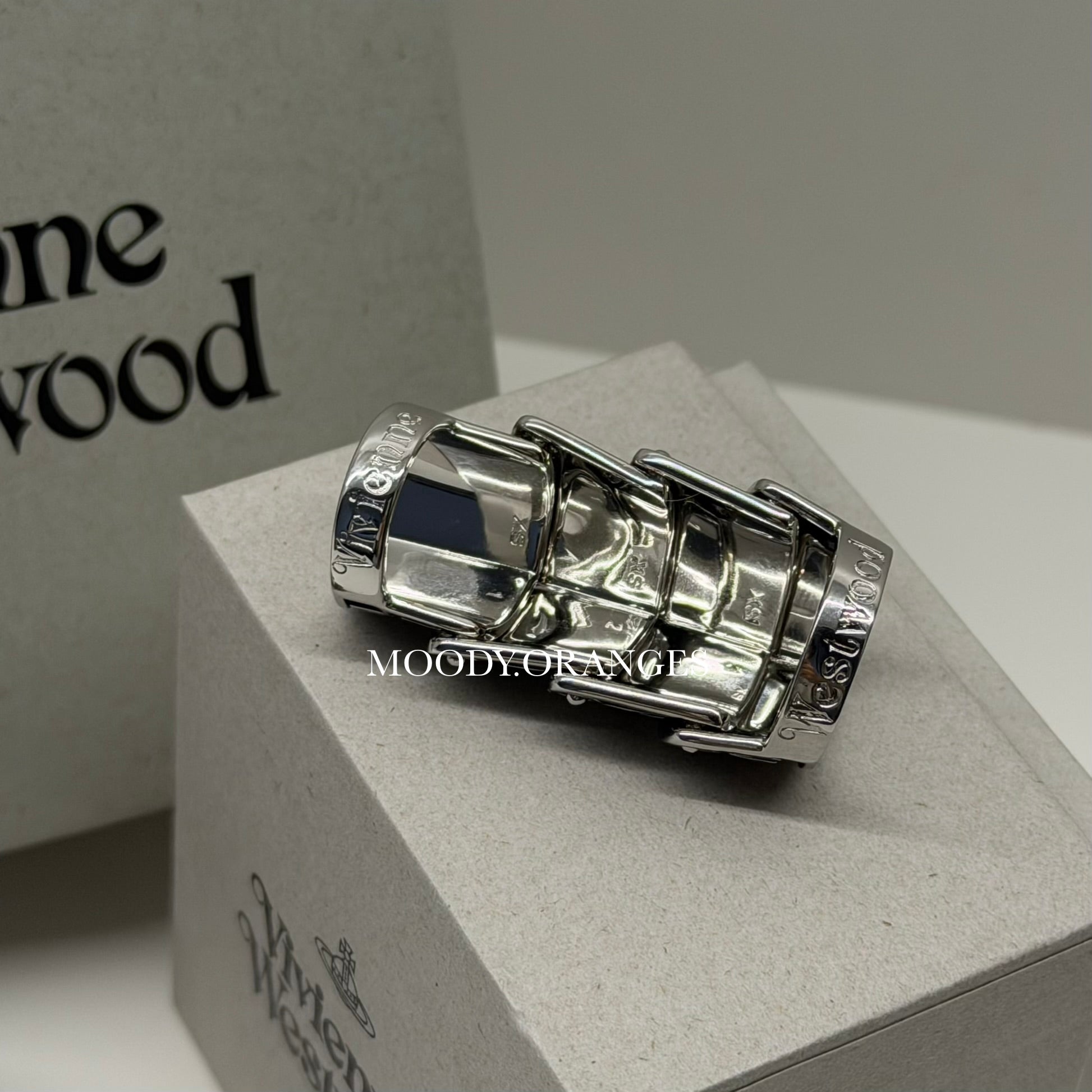 Vivienne Westwood Josephus Armour Ring - MOODY ORANGES