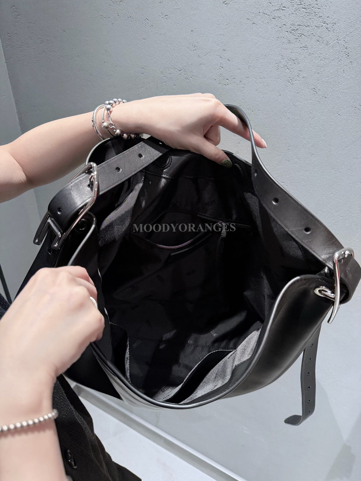 Diesel D-Line-Leather Hobo Bag - MOODY ORANGES