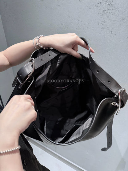 Diesel D-Line-Leather Hobo Bag - MOODY ORANGES