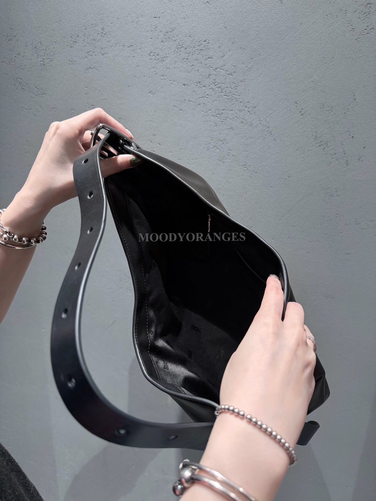 Diesel D-Line-Leather Hobo Bag - MOODY ORANGES